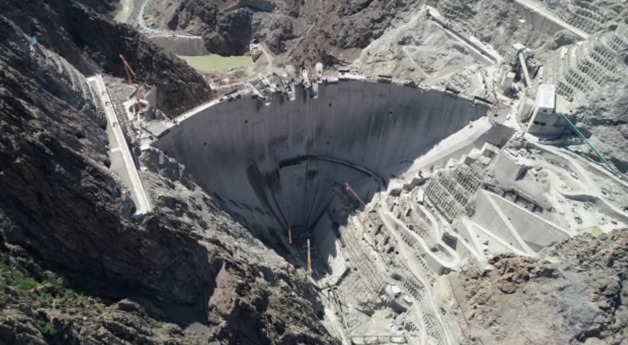 Türkiye'nin en yüksek barajında çalışmalara devam ediliyor